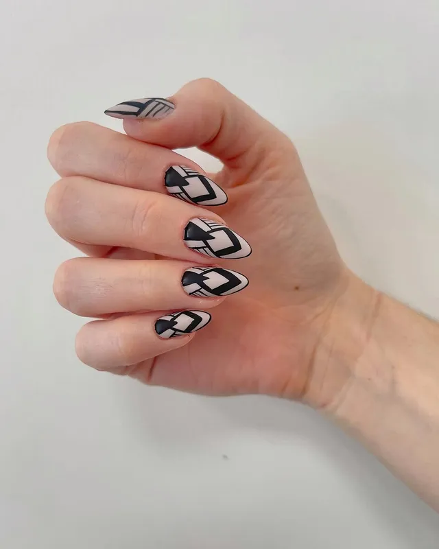Uñas con diseño geométrico en blanco y negro, trabajo de Manicuí