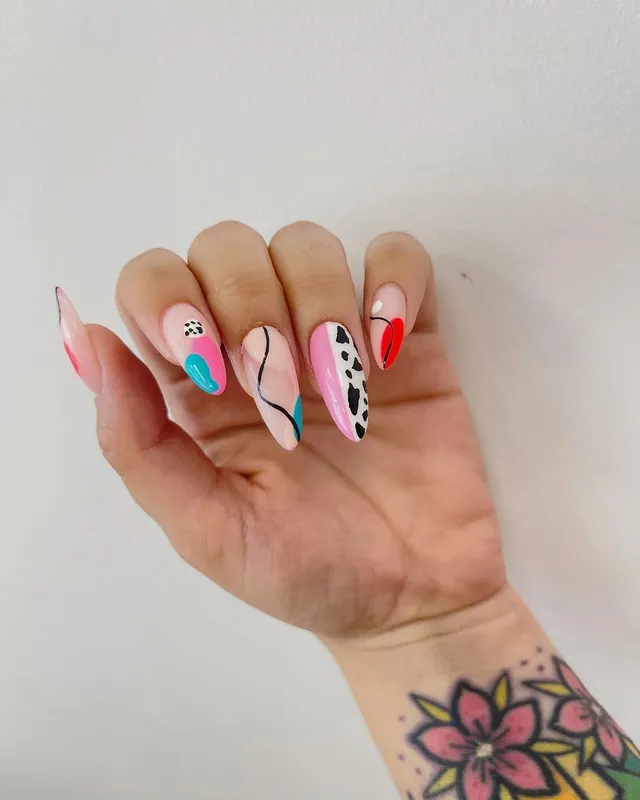Uñas con diseño abstracto multicolor, trabajo de Manicuí